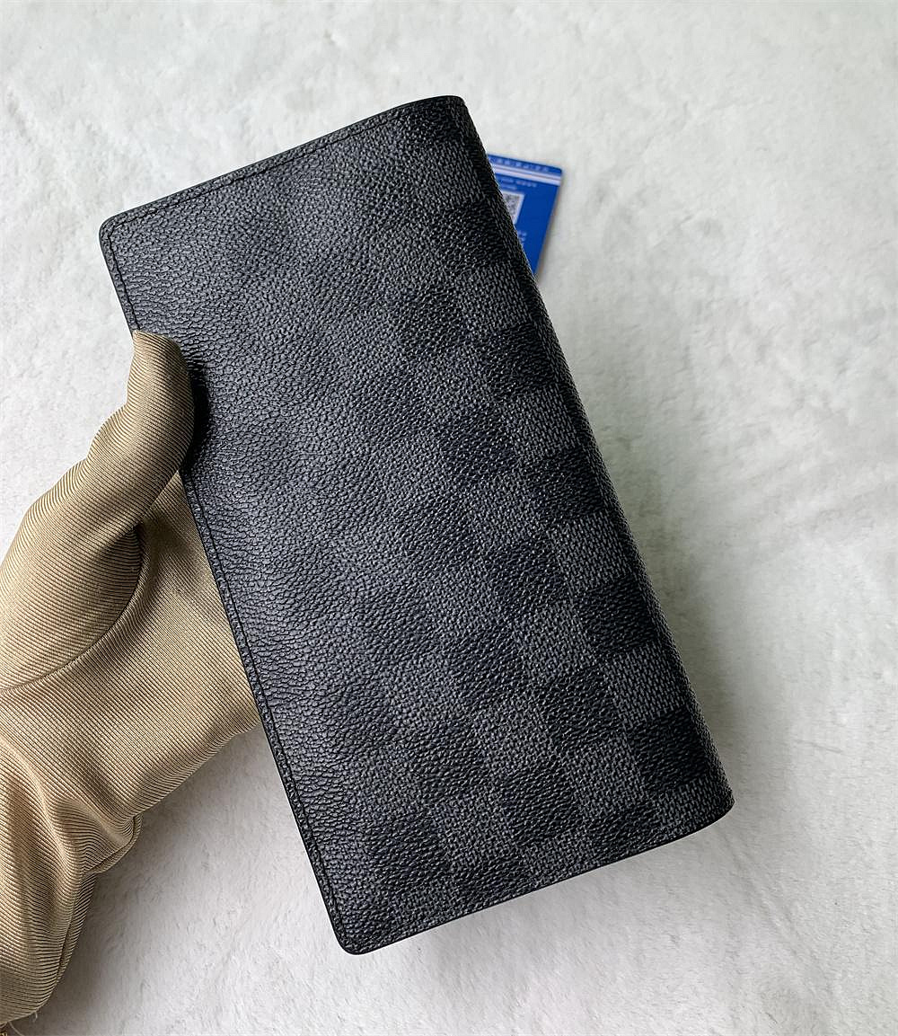 翡翠王.一元起標保證正品 高價品當場面交驗貨 LV LOUIS VUITTON 黑灰色棋盤格長夾.有假包退.標多少賣多少