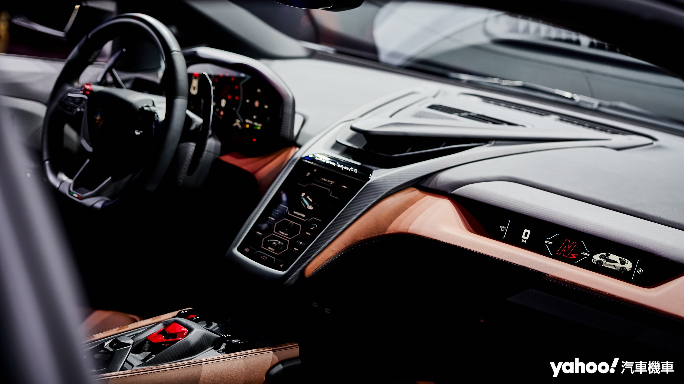 除了12.3吋+8.4吋視覺介面，Lamborghini全新Revuelto也在副駕駛座新增了9.1吋全彩液晶顯示幕。