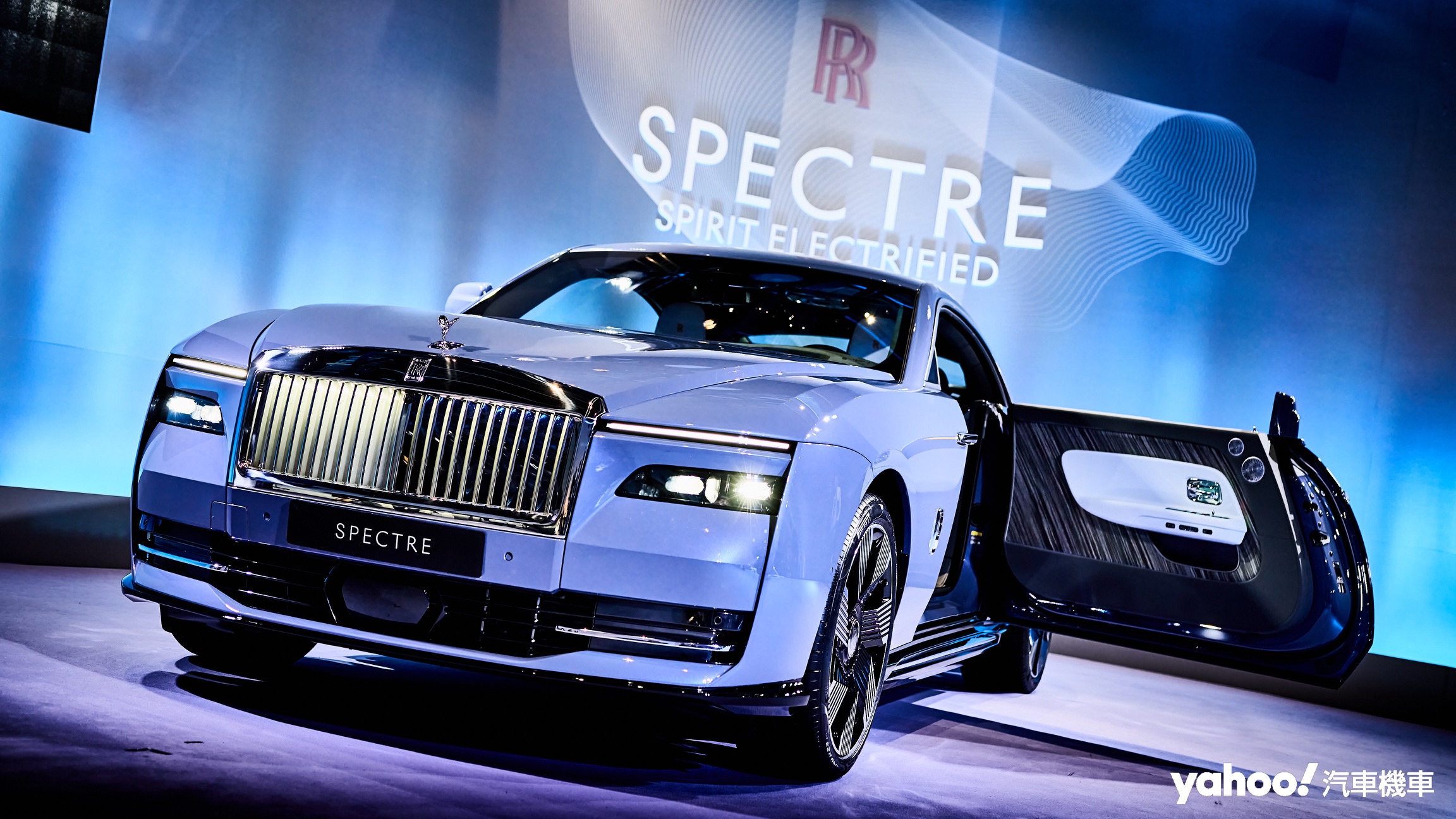 在電動車之前、Spectre首先是一台Rolls-Royce，為此所採用的外型設計具備新意卻同時保留了所有Rolls-Royce經典元素使其風格依舊。