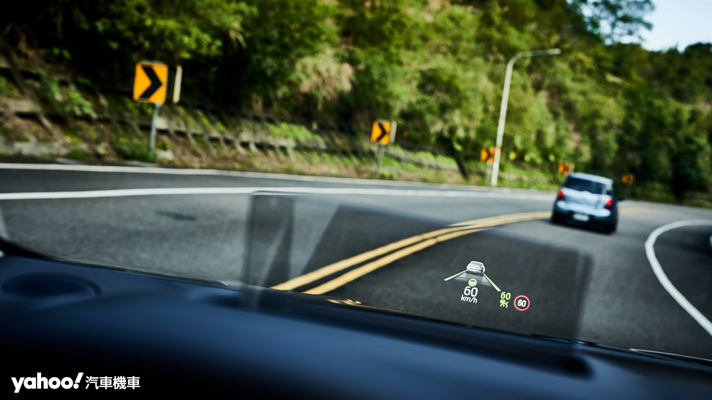 Ford Active Wagon Vignale版配置HUD抬頭顯示器能提供駕駛過程中更便利的資訊判讀。