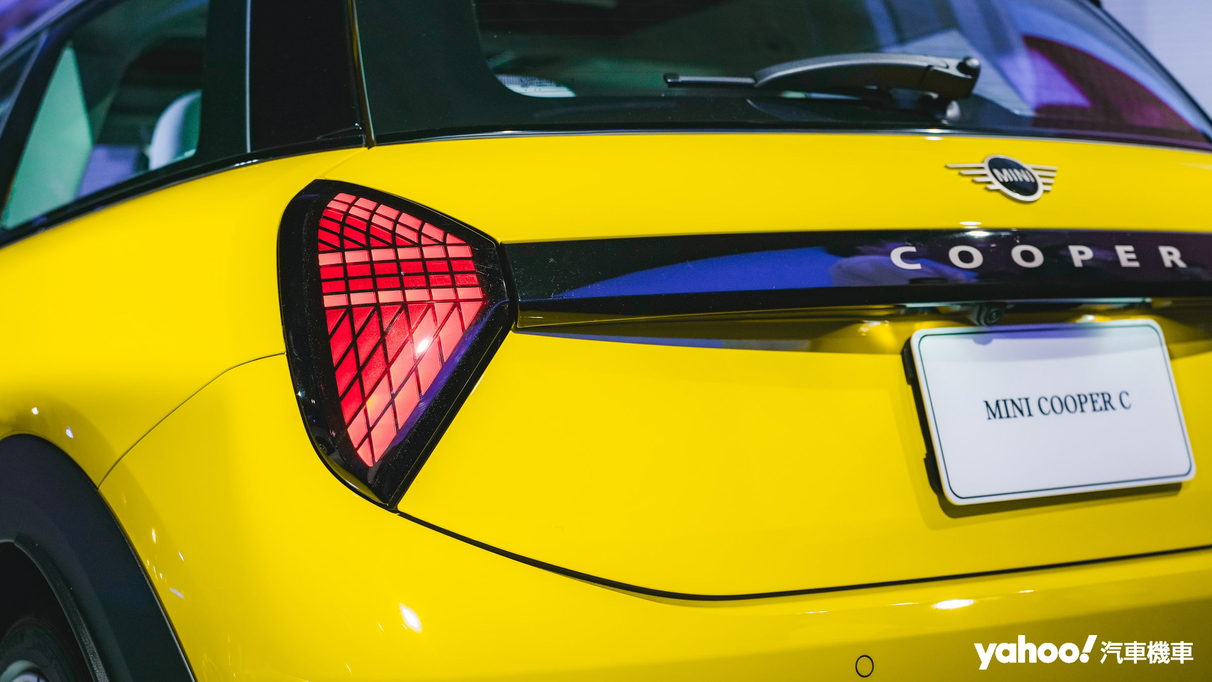 頭燈與尾燈具備三種燈光模式，可透過車內中央螢幕調整。