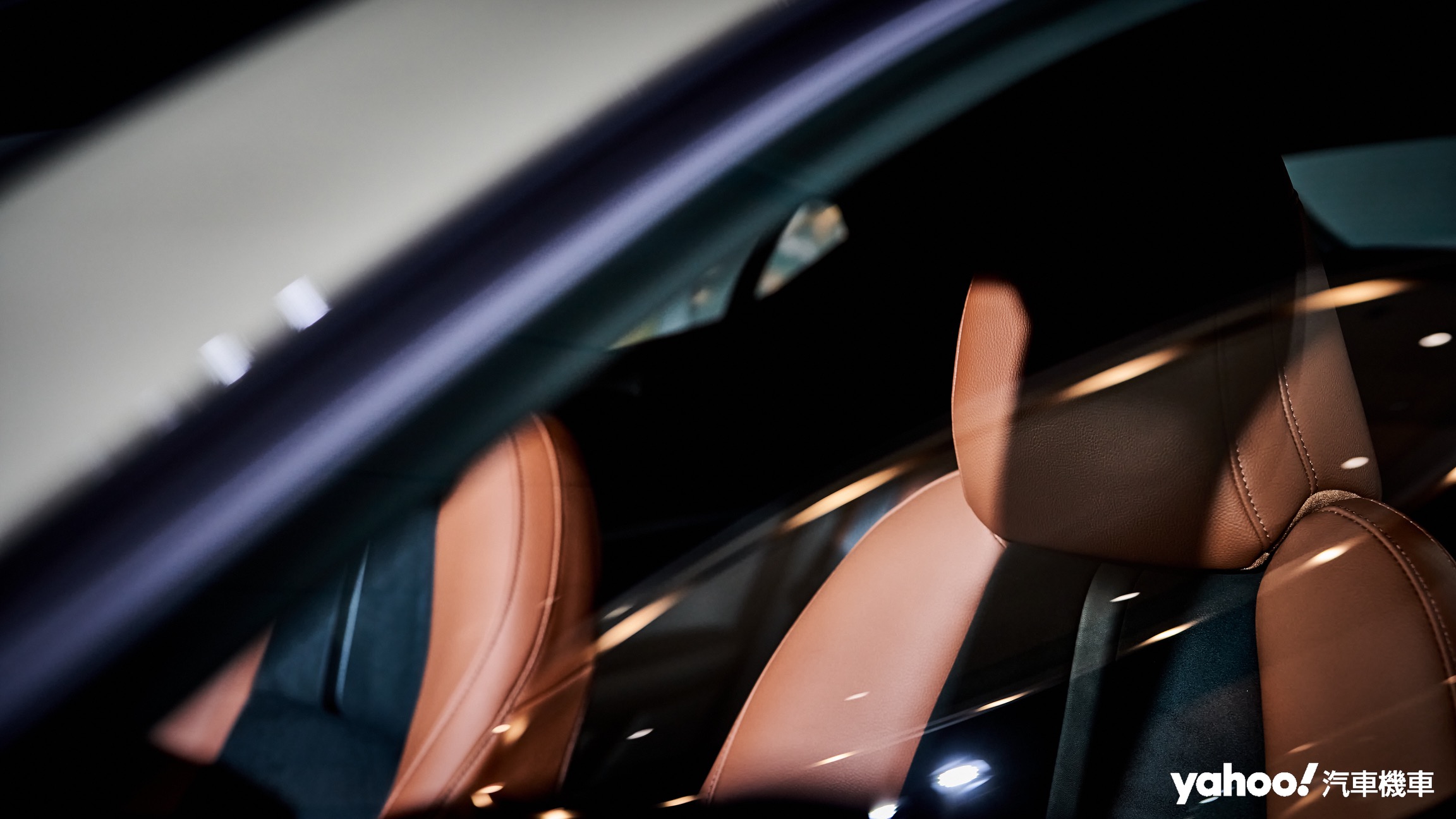 Mazda Retro Sports Edition專屬的赤陶紅/Leganu麂皮黑雙色內裝為車室空間打造出具有禪意與質感的新運動美學。