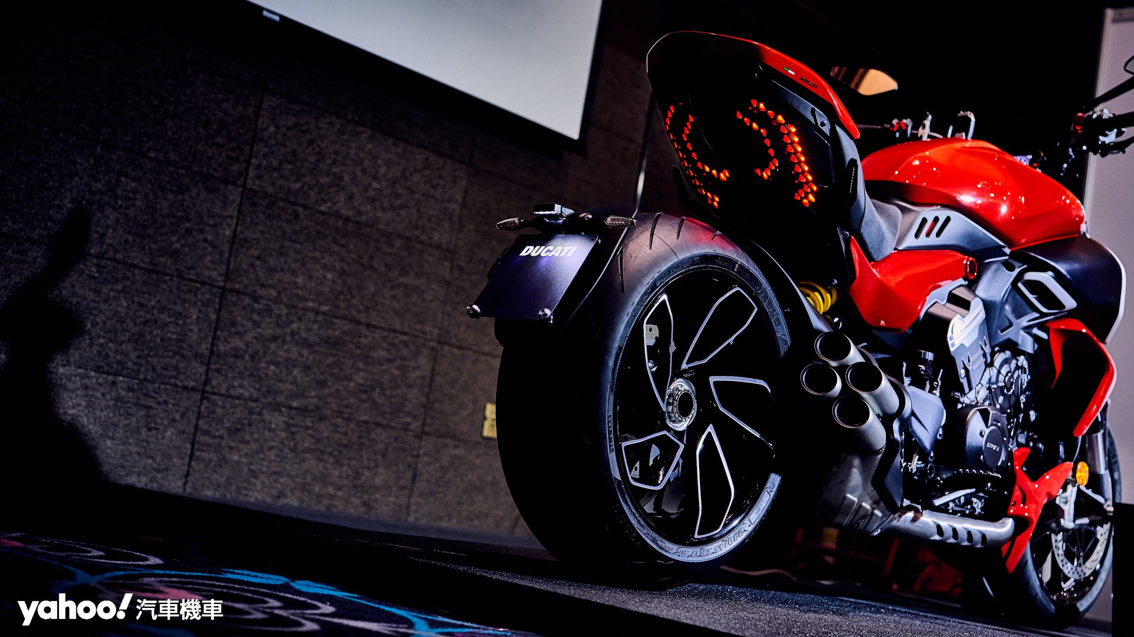 Ducati Diavel V4在動力設定上對應了美式巡航車的特色而具備相當充沛的扭力輸出，並展現了V4 Granturismo引擎的調教潛力。