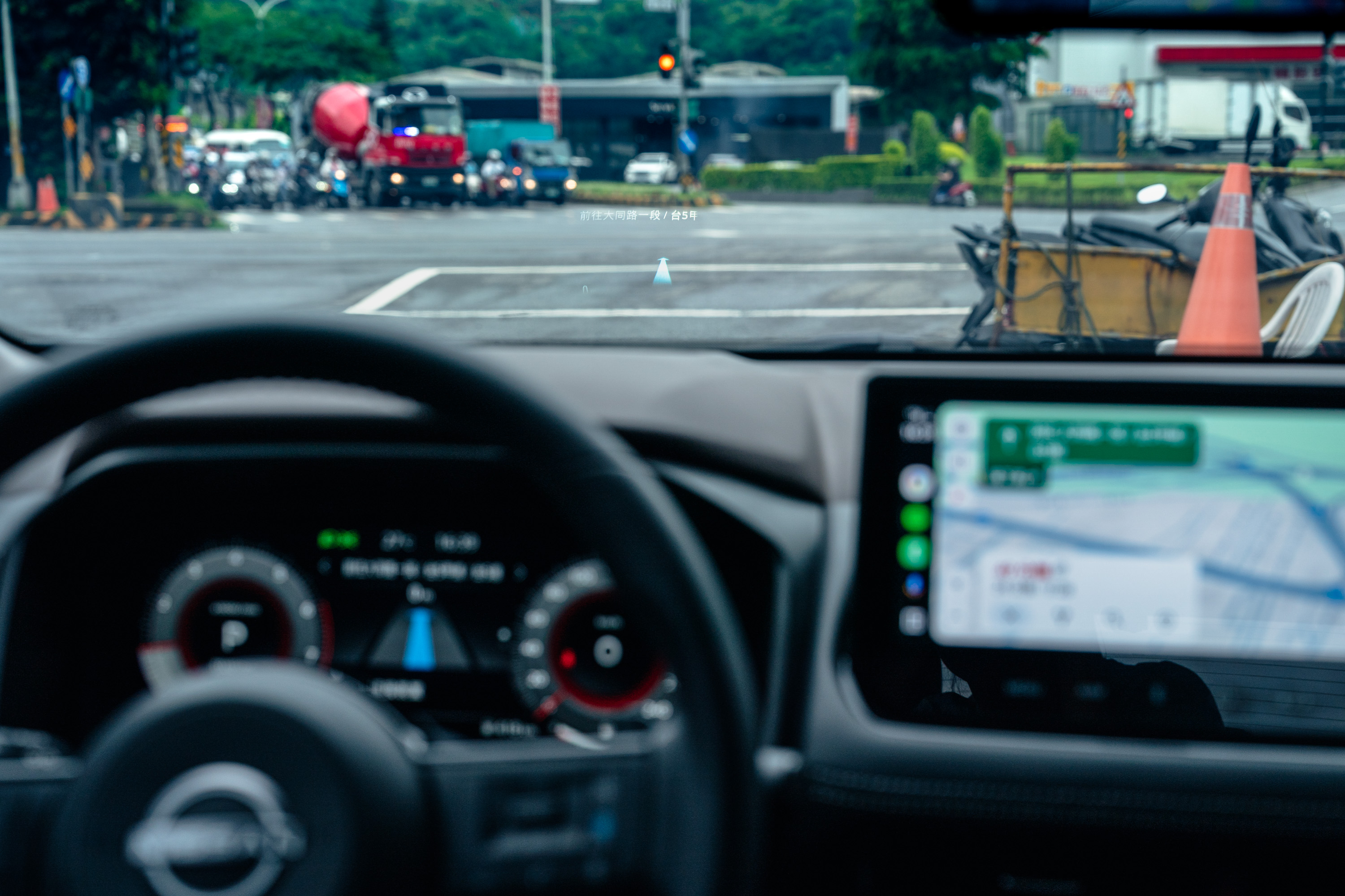 X-TRAIL旗艦版配備抬頭顯示器，採用10.8吋雙曲面技術，除了投影基本行車資訊以外，也可投影手機的原生導航系統，加上手機本身、儀表板與車機的共同顯示，達到四螢幕連動的導航顯示功能。