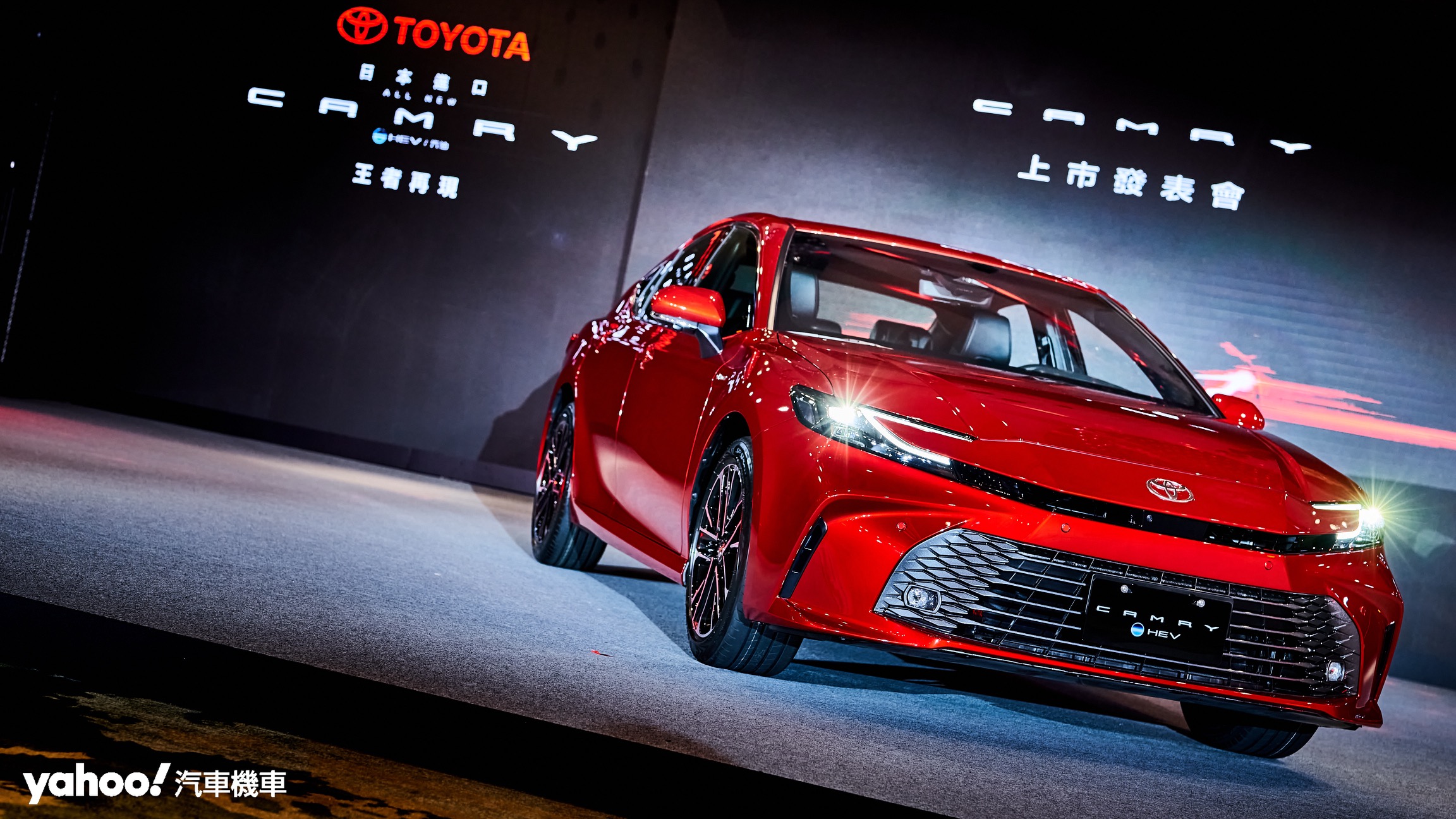 全新大改款的Toyota Camry一改前個世代的設計風格並採用現行品牌更加年輕化且運動感十足的設計語彙。