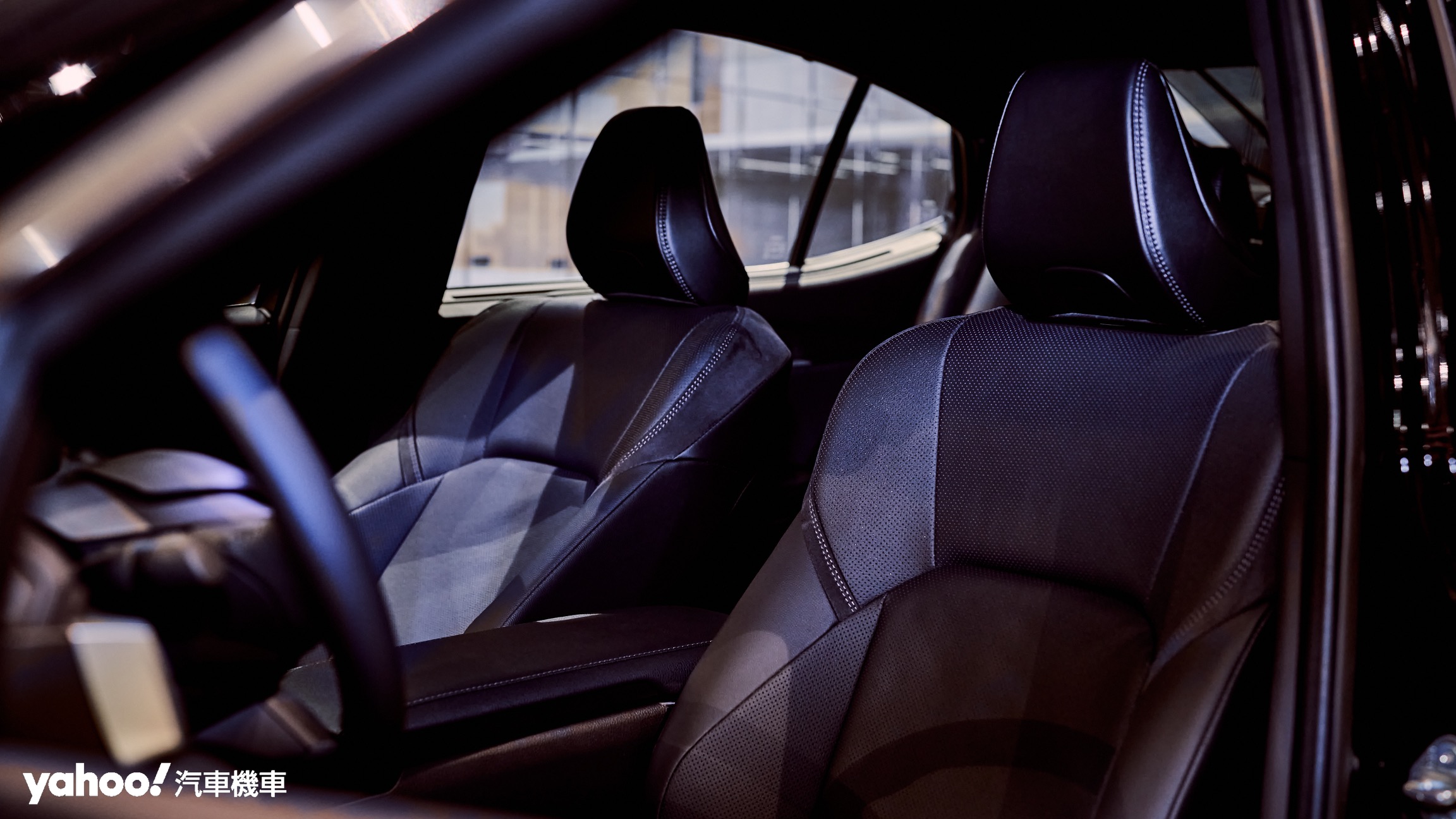 除了保有更好的舒適性外，Toyota Camry也針對前排駕駛座艙的雙座採用WIL頸椎傷害緩和座椅進一步提高車輛安全係數。