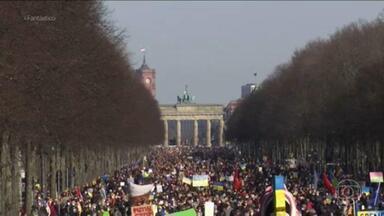 Manifestantes voltam a protestar contra guerra na Ucrânia em 37 cidades da Rússia - Milhares também se manifestam em Berlim. No dia em que tropas do Kremlin atacaram uma base militar ucraniana perto da fronteira com a Polônia, representantes dos dois lados deram indicações de uma melhora na qualidade do diálogo.