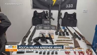 Policiais do Giro apreendem grande quantidade de armas e prendem suspeito, em Trindade - Suspeito tinha fuzis, espingardas, pistolas e muita munição.