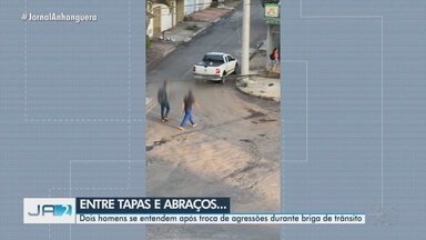 Entre tapas e abraços - /Dois homens se entendem após troca de agressões durante briga de trânsito