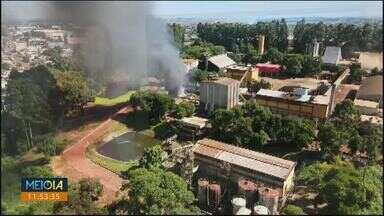 Incêndio atinge fábrica de óleo no Pacaembu - Fumaça foi vista de vários pontos de Cascavel, mas chamas foram controladas rápido