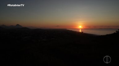 Rota Inter TV - Confira o 1º bloco do dia 24/02/2024 - Hoje o dia começou bem cedinho com uma leve caminhada rumo ao cume do Morro da Peça pra acompanhar um lindo nascer do sol nessa cidade que não cansa de nos surpreender: Maricá. Estamos em Itaipuaçu e vamos conhecer mais um pouco dessa belíssima orla maricaense e apreciar a gastronomia local.