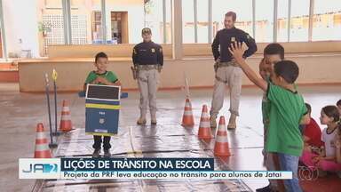 Projeto da PRF leva educação no trânsito para alunos de Jataí - Ações buscam levar conscientização para famílias antes do período de férias.