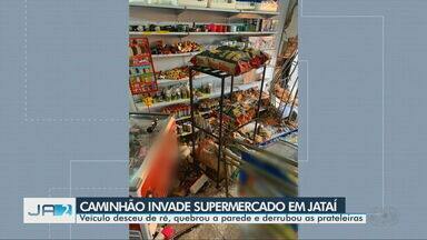 Caminhão desgovernado invade supermercado em Jataí - A empresa responsável pelo caminhão disse que vai arcar com os prejuízos de comerciante.