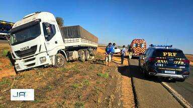 Acidente entre carreta e carro deixa uma pessoa ferida na BR-060 em Rio Verde - A PRF informou que a carreta, que estava vazia, bateu no carro depois que o caminhoneiro tentou virar em local proibido.