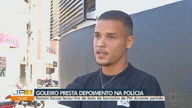 Goleiro presta depoimento na polícia após ser baleado por policial - Ramón Souza levou tiro de bala de borracha de PM durante partida.