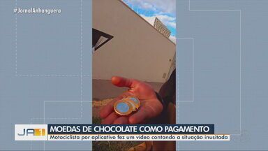 Motociclista por app conta que passageira pagou parte da corrida com moeda de chocolate - Ele fez um vídeo contando a situação quando percebeu.