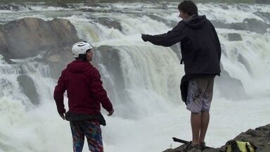 Rio Mekong, Laos E Camboja - A aventura continua no Laos, e os kayakers Pedro Oliva, Ben Stokesberry e Chris Korbulic planejam saltar da cachoeira mais famosa do rio Mekong, a Junk Fafem.