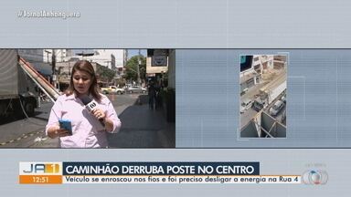 Saiba detalhes sobre o caminhão que se enroscou em fiação e derrubou poste, em Goiânia - Energia da rua 4 precisou ser desligada.