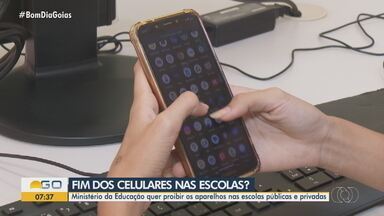 Ministério da Educação quer proibir celulares em escolas públicas e privadas - Para os alunos, a tecnologia é importante na hora dos estudos.