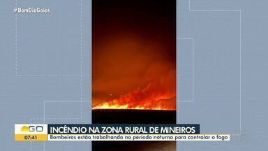 Zona rural de Mineiros sofre com incêndios frequentes - Bombeiros estão trabalhando no período noturno para controlar o fogo.