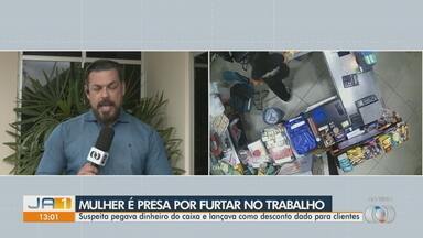 Mulher é presa suspeita de furtar no trabalho, em Ceres - Suspeita pegava dinheiro do caixa e lançava como desconto dado para os clientes.