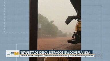 Tempestade atinge zona rural, em Doverlândia - Ventos fortes atingiram fazendas e derrubaram galpão sob maquinários.