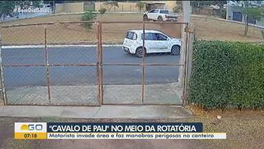 Motorista sobe em rotatória com caminhonete e dar ‘cavalo de pau’, em Mineiros - A polícia informou que está investigando o caso.