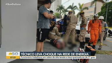 Técnico de empresa que presta serviço para companhia de energia leva choque em Goiânia - O homem foi socorrido pelos bombeiros e encaminhado para o hospital, com queimaduras.