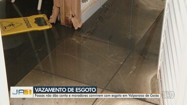 Moradores convivem com vazamento de esgoto em Valparaíso de Goiás - As fossas já não estão dando conta de tantas moradias e o esgoto está transbordando nas ruas e casas.