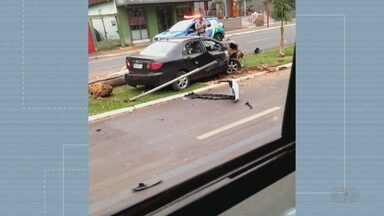 Motorista em alta velocidade fura sinal, bate em carro e derruba palmeira - Ele fugiu sem prestar socorro.