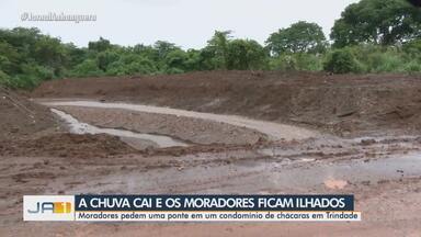 Moradores de condomínio de chácaras ficam ilhados com chuva em Trindade - Tráfego para o local é feito por estrada de terra e, segundo a população, ponte de manilhas não suportam enxurrada.