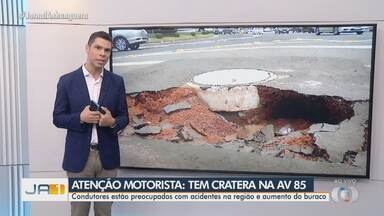 Cratera é registrada na Avenida 85 e preocupa motoristas - Condutores estão preocupados com acidentes na região e aumento do buraco.