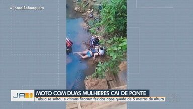 Moto com duas mulheres cai de ponte em Goiás - Tábua se soltou e vítimas ficaram feridas após queda de 5 metros de altura.