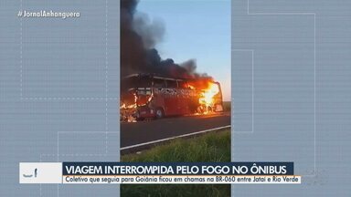 Ônibus pega fogo na BR-060 - Coletivo que seguia para Goiânia ficou em chamas na BR-060 entre Jataí e Rio Verde.