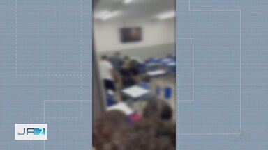 Alunos trocam socos e um deles usa arma de choque durante briga em escola - De acordo com a Polícia Militar, a discussão foi iniciada após um estudante arremessar um caderno em outro. Cinco alunos ficaram feridos e foram encaminhados para o hospital.