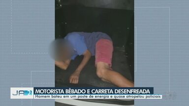 Motorista bêbado é preso após bater carreta em poste e quase atropelar policiais - Homem bate em um poste de energia e quase atropelou policiais