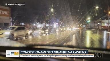 Motoristas enfrentam congestionamento na Avenida Castelo Branco após carreta quebrar - O veículo impediu a passagem dos carros na avenida em Goiânia.