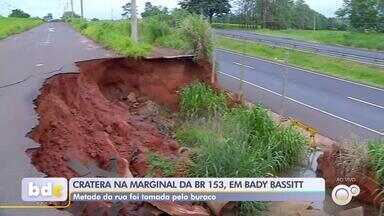 Cratera às margens da BR-153 aumenta e preocupa motoristas e moradores em Bady Bassit - Uma cratera em Bady Bassitt (SP), que fica às margens da BR-153, tem aumentado a cada chuva e preocupado moradores e motoristas.