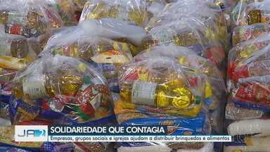 Empresas, grupos sociais e igrejas ajudam a distribuir brinquedos e alimentos no Natal - Corrente de solidariedade se forma no fim do ano.