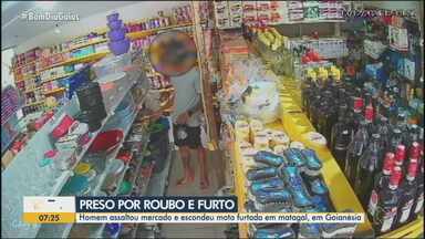 Homem é preso suspeito de assaltar supermercado e furtar moto, em Goianésia - Homem assaltou mercado e escondeu moto furtada em matagal, em Goianésia.