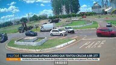 Van escolar atinge carro que tentou cruzar BR-277 - Acidente foi em Santa Tereza do Oeste ontem à tarde; uma pessoa ficou ferida.