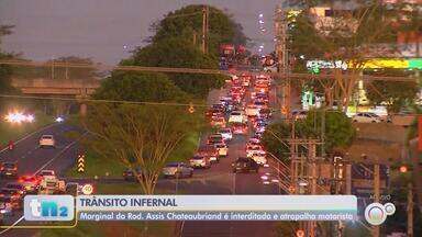 Marginal de rodovia é interditada para show de sertanejos e atrapalha trânsito - A marginal de Rodovia Assis Chateubriand, que dá acesso a condomínios, foi interditada para um show de duas duplas sertanejas e atrapalha o trânsito em Rio Preto (SP).