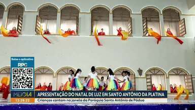 Apresentação do natal de luz em Santo Antônio da Platina encanta moradores - Crianças cantam na janela da Paróquia Santo Antônio de Pádua.