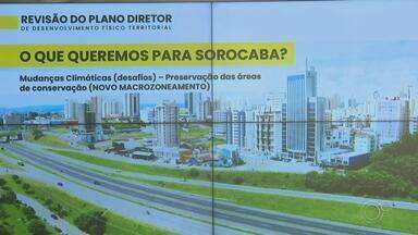 Com emendas, Câmara de Sorocaba aprova Plano Diretor em primeira discussão - A Câmara de Sorocaba (SP) aprovou, nesta quarta-feira (18), em primeira discussão, o Plano Diretor de 2024. A lei determina como será o crescimento da cidade para os próximos dez anos em todos os setores e estruturas. A aprovação ocorreu com 23 emendas e com 16 votos a favor e dois contra. A sessão registrou duas ausências de parlamentares.