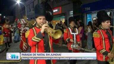 Parada de Natal em Jundiaí tem participação do Papai Noel pelas ruas da cidade - Com muita luz e alegria, Jundiaí (SP) recebe, nesta quinta-feira (19), a Parada de Natal. O evento conta com o desfile do Papai Noel e de outros personagens que caminham pelas ruas do centro da cidade.