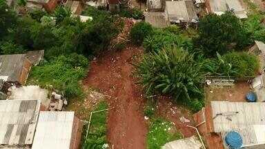 Várzea Paulista abre escola para abrigar desalojados após deslizamento de terra - A Prefeitura de Várzea Paulista (SP) abriu salas de uma escola para abrigar as famílias que ficaram desalojadas após as fortes chuvas que atingiram a cidade no sábado (21) e domingo (22). O temporal causou deslizamento de terra na Vila Real e matou quatro pessoas soterradas.