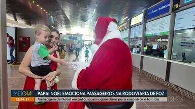 Papai Noel surpreende passageiros na rodoviária de Foz do Iguaçu - Mensagem de Natal encantou quem aguardava para encontrar a família.