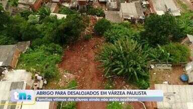 Moradores continuam com casas interditadas após deslizamento de terra - A Defesa Civil de Várzea Paulista (SP) começou nesta terça-feira (24), a colocar lonas no local onde houve o deslizamento de terra em Vila Real, que acabou matando uma mãe e duas filhas no sábado (21). Cerca de 30 famílias estão com as casas interditadas.