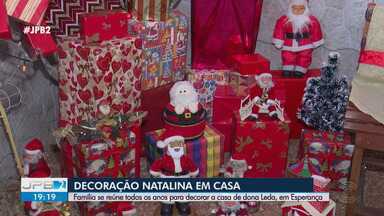 Família se reúne para decorar casa para o Natal, em Esperança - Eles começaram meses antes do Natal.