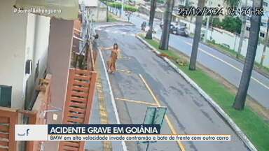 Veículo em alta velocidade invade contramão e bate de frente com outro carro em Goiânia - Uma câmera de segurança flagrou o momento exato do acidente. Uma pessoa ficou em estado grave.